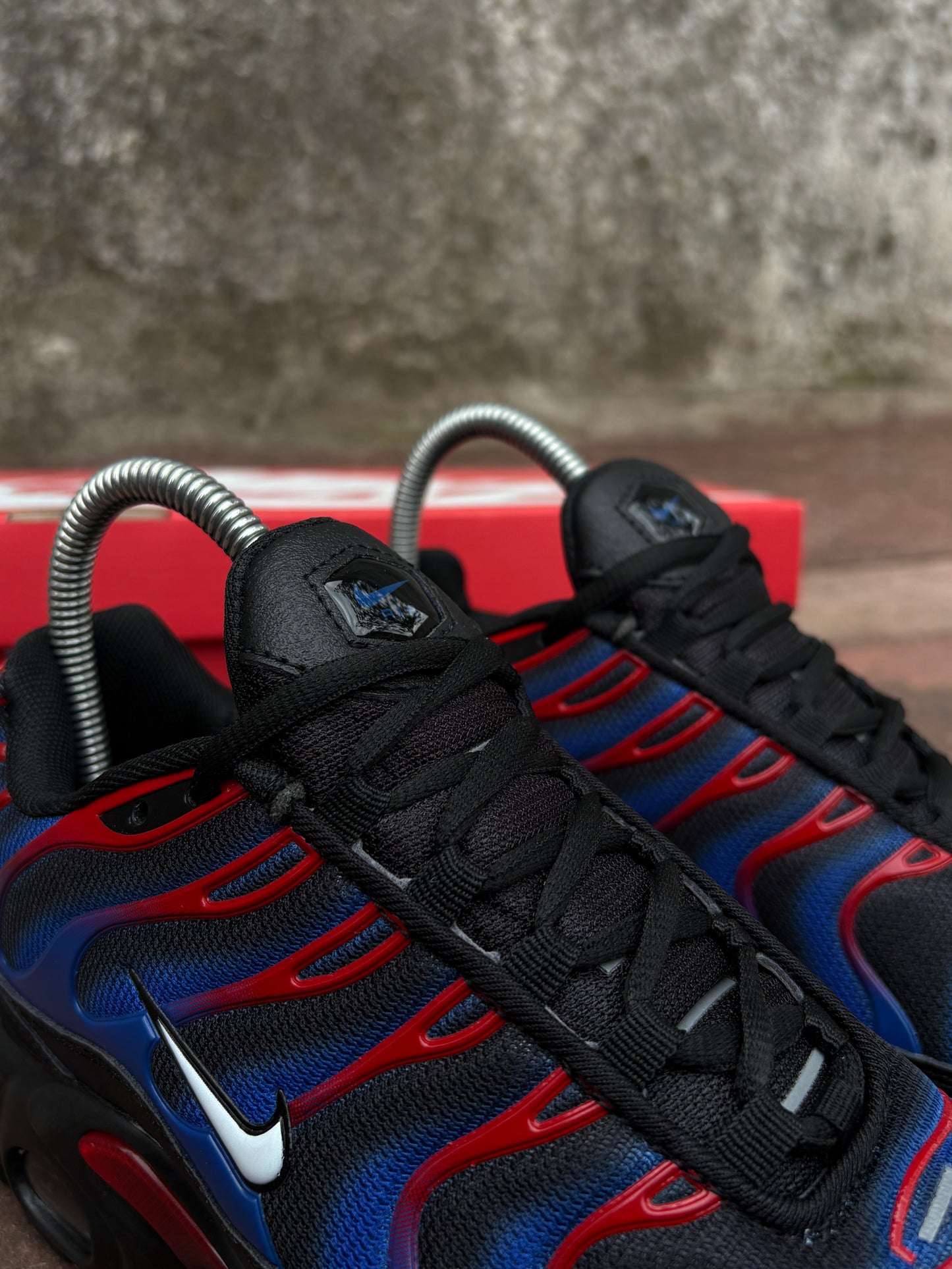 Vapor Max Tn black and red