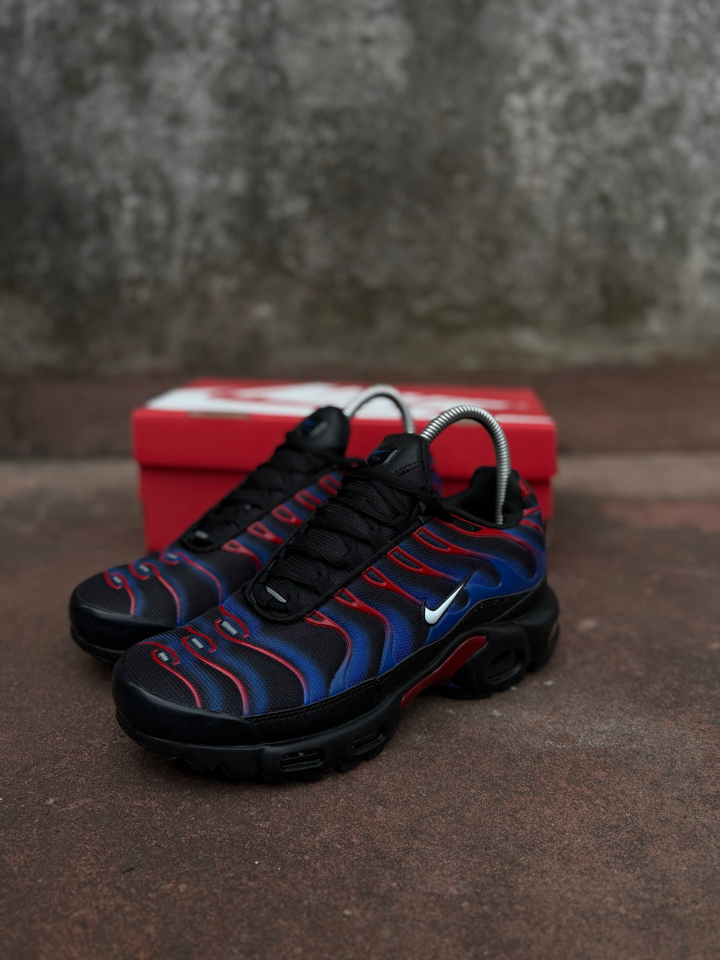 Vapor Max Tn black and red
