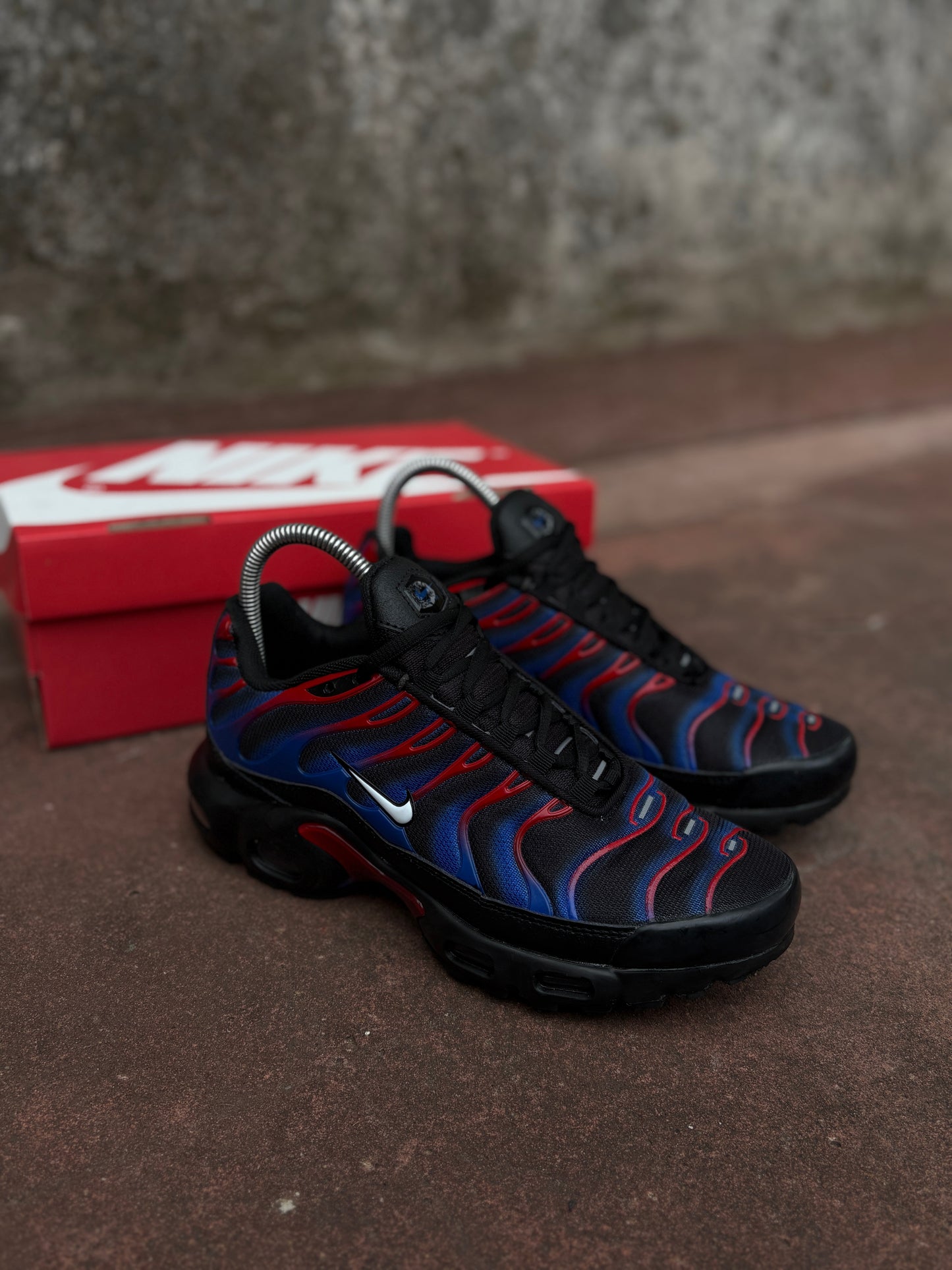 Vapor Max Tn black and red