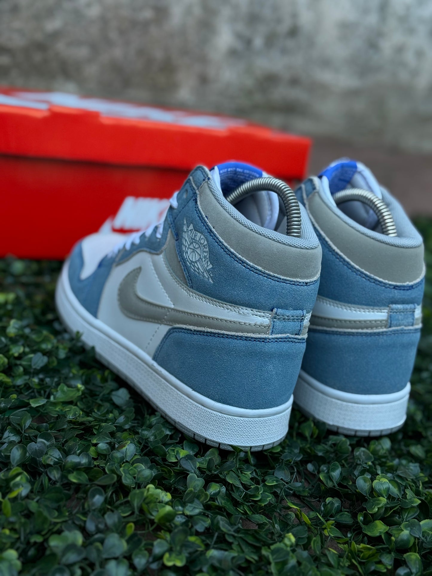 Jordan mid 1 university blue