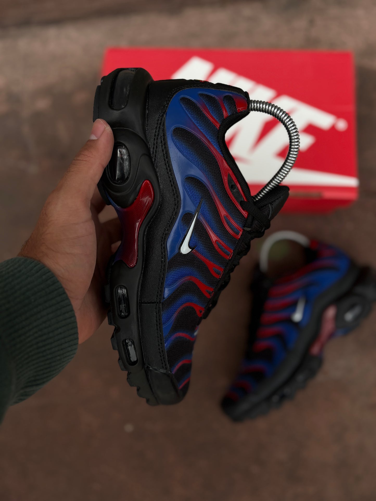Vapor Max Tn black and red